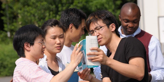 Internationale Studierende Internationale Studierende unterhalten sich.