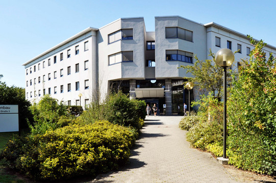 Gebäude mit Bäumen im Vordergrund